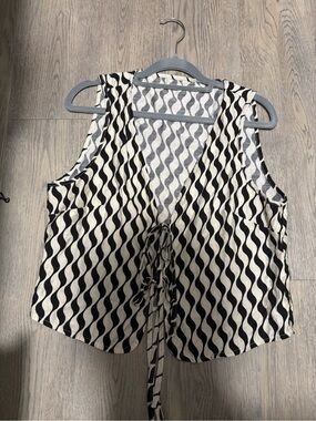 Sleeveless Black & White Wave-Print Tie-Front Top